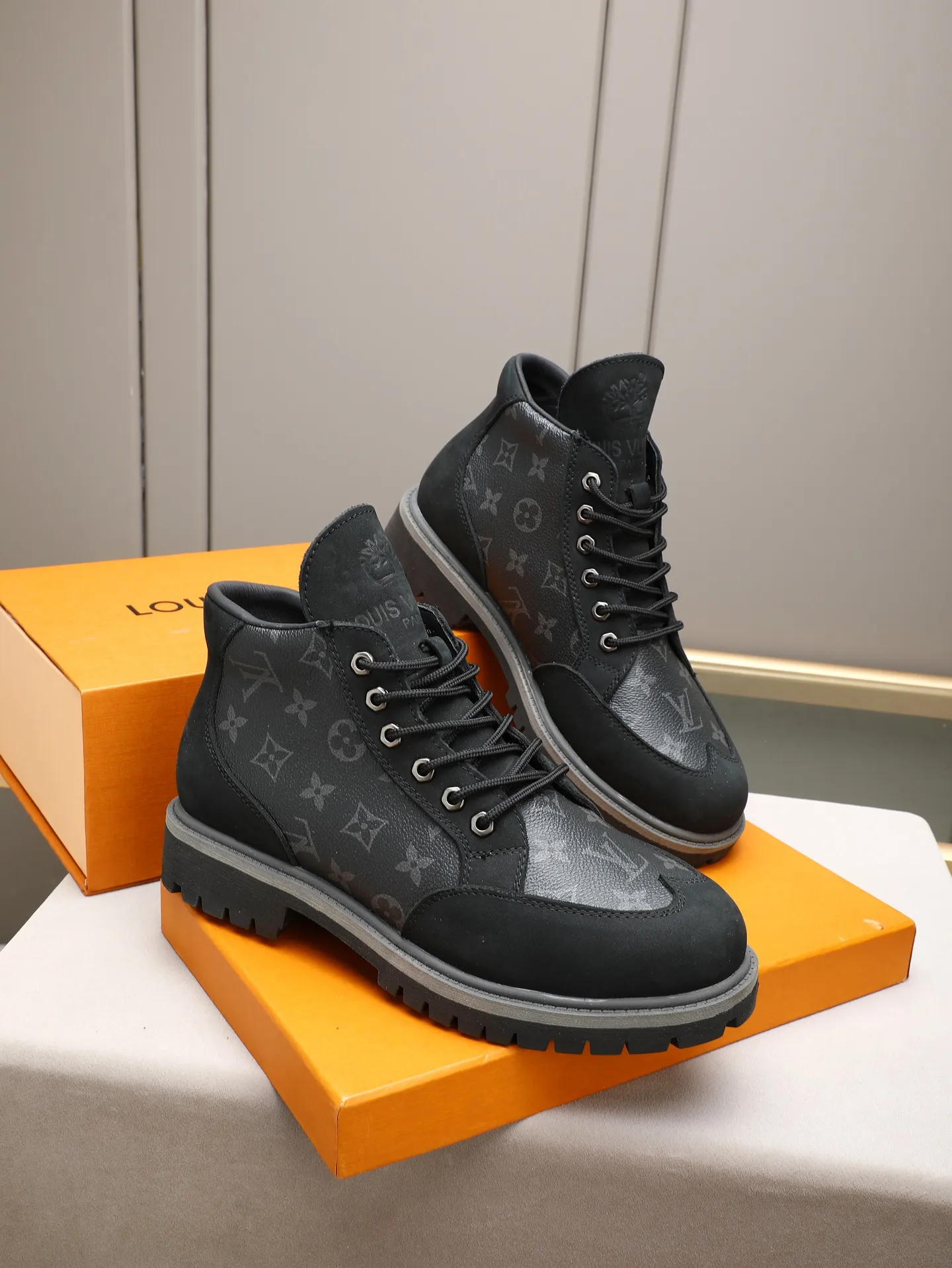 PP460 LOUIS VUITTON ss25 LV donkey brand new thick-soled lace-up big-toe shoes men's casual shoes high-top short boots. These boots are crafted from top-grain calf leather for a lightweight and comfortable fit. The thick EVA outsole is embellished with eye-catching ridges, and the trendy attitude of being both strong and soft makes it an everyday choice. ✔Upper: imported first-layer cowhide ✔Inner lining: sheep lining ✔Outsole: original molded outsole Size: 38-44 (45 customized)